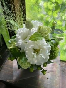 白グリーンのアレンジメント|「みどりやＲｉｃｏ」　（長野県岡谷市の花屋）のブログ